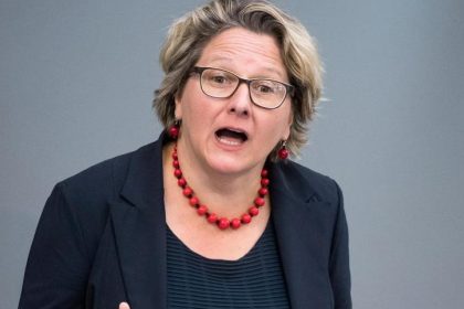 Umweltministerin Schulze: Tempolimit „komplett unrealistisch“