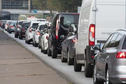 Autobauer unter Druck: Weniger CO2, mehr Diesel-Fahrverbote