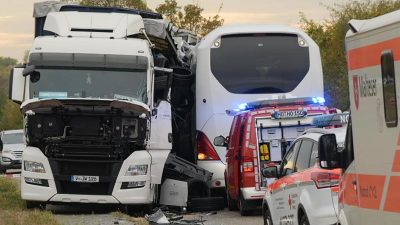 Bus kracht in Sattelzug: Mindestens neun Schwerverletzte