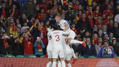 England schockt Spanien und wahrt Chance auf Gruppensieg