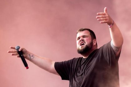 „Feine Sahne Fischfilet“ als Ideal für Grundschulklassen? Kinder mit roten Tüchern singen ideologische Texte auf Schulbühne