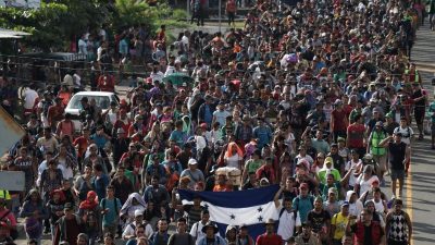 Migrantentreck setzt Fußmarsch in Mexiko Richtung Norden fort
