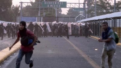 Hunderte mittelamerikanische Migranten in Mexiko-Stadt angelangt – Randale an Grenze + Video