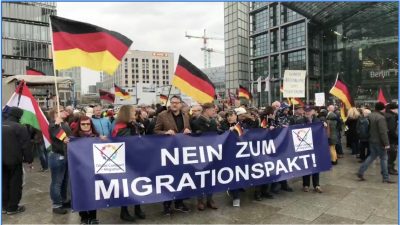 Demo „Nein zum Migrationspakt – Sicherheit für Deutschland“: Gegendemonstranten rufen „Deutschland verrecke“
