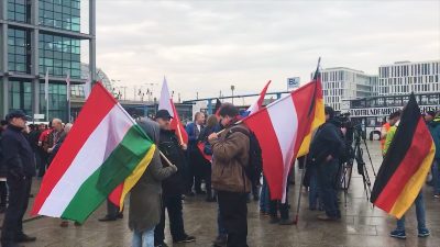 „Nein zum Migrationspakt“ – Leute in Berlin sammeln sich