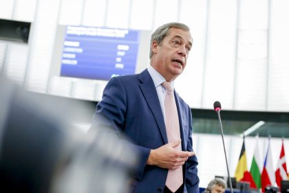 MEP Farage: “Frau Merkel, ist es nicht Zeit, sich bei den deutschen Bürgern zu entschuldigen?”