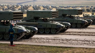 Poroschenko wirft Russland massive Truppenkonzentration an Grenze vor