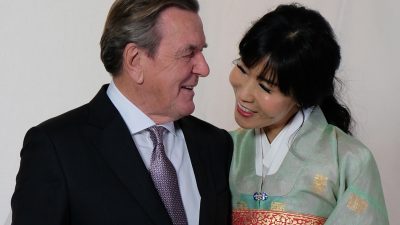 Ehefrau von Gerhard Schröder erhebt schwere Vorwürfe gegen die Bundesregierung – sie fürchtet um die Sicherheit ihres Mannes