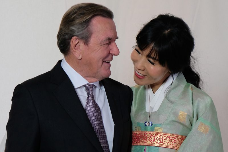 Ehefrau von Gerhard Schröder erhebt schwere Vorwürfe gegen die Bundesregierung – sie fürchtet um die Sicherheit ihres Mannes