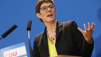 Kramp-Karrenbauer nennt höchst umstrittenen UN-Migrationspakt „positiv“ für Deutschland – und verteidigt Merkels Flüchtlingspolitik