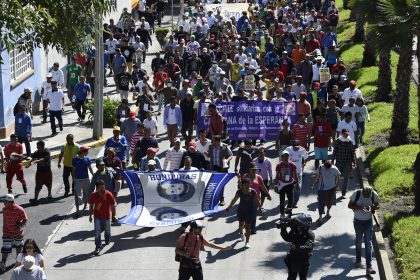 Hunderte Migranten ziehen von Mexiko-Stadt in Richtung USA weiter