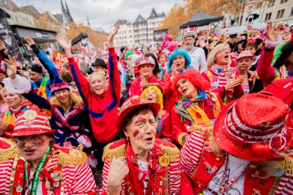 Tausende Jecken starten mit Alaaf und Helau in die Karnevalssaison