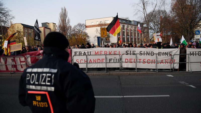 Kanzlerin Merkel in Chemnitz – 2.500 Menschen demonstrierten: „Hau ab“