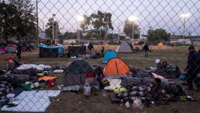 Protest gegen Migranten in mexikanischer Grenzstadt Tijuana – Trump: Warum tragen sie stolz ihre Nationalfahnen?