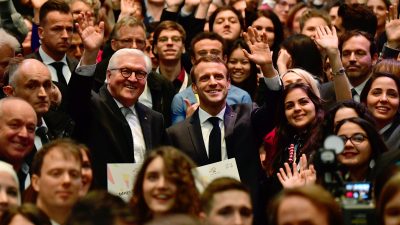 Steinmeier und Macron diskutieren in Berlin mit Jugendlichen über den Frieden