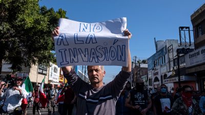 Neue Gruppe von Migranten macht sich in El Salvador auf den Weg Richtung USA