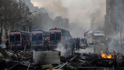 Paris: „Bürgerkrieg“ und Randale – Wasserwerfer und Tränengas gegen „Gelbe Warnwesten“