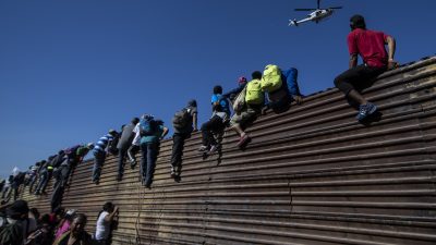 Hunderte Illegale stürmen Grenze zur USA – Mexiko droht gewalttätigen Migranten mit Abschiebung