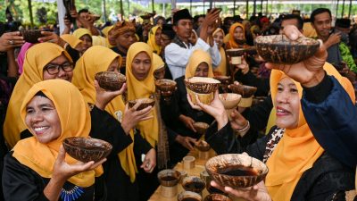 Indonesier zelebrieren besonderes Kaffee-Ritual – 4000 Tassen ausgeschenkt