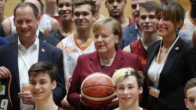 Merkel besucht in Chemnitz angegriffene Lokale