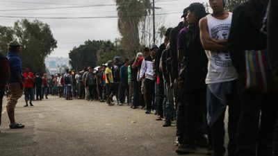 Hunderte Migranten stürmen Grenze zwischen Mexiko und den USA