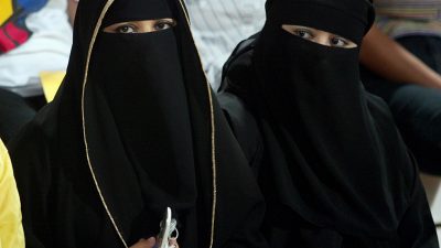 Frauen in Saudi-Arabien protestieren gegen Tragen des schwarzen Überkleids Abaja