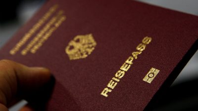 AKKs Vorstoß zur doppelten Staatsbürgerschaft erzürnt die Grünen