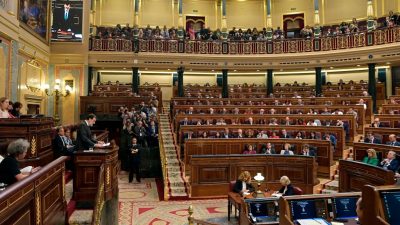 Tumult im spanischen Parlament: Außenminister bespuckt