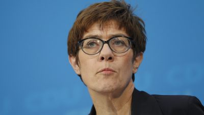 „Dies ist das Ende einer Ära“: Kramp-Karrenbauer bereit zu Neuanfang nach Angela Merkel