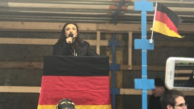 Berlin Migrationspakt-Demo: Leyla Bilge startet die Kundgebung