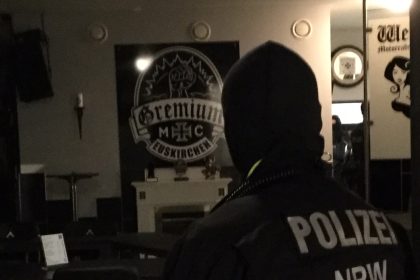 SEK-Razzia gegen Rocker: 57-Jähriger greift zur Waffe und schießt – Foto von weiterem Verdächtigen veröffentlicht