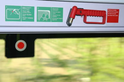 Nothammer-Attacke in Berlin: 15-Jähriger schlägt Polizist gegen den Kopf – Zuvor Rentner in S-Bahn attackiert