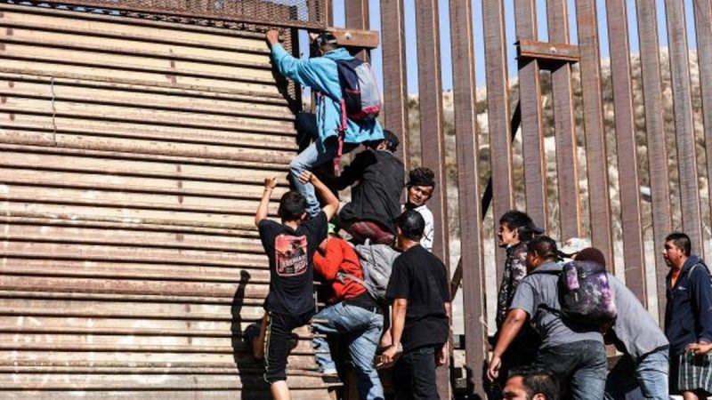 Migranten stürmen Grenze in Tijuana und werfen Steine  – US-Grenzschützer wehren Angriffe ab