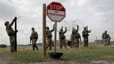 Texas: US-Soldaten errichten Stacheldrahtzaun entlang der Grenze zu Mexiko