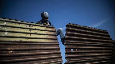 „Wir brauchen eine Mauer“: Brachiale Gewalt von Migranten zeigt Schwächen in US-Grenzstruktur auf