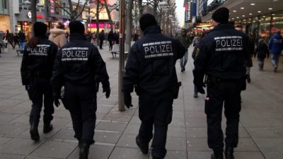 Berlin: Aggressiver 26-Jähriger prügelt auf Polizisten ein – Nach den Maßnahmen freigelassen