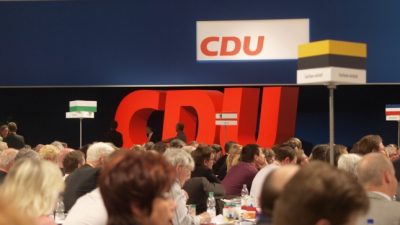 Kandidaten für Merkel-Nachfolge stellen sich auf acht Konferenzen der Basis vor