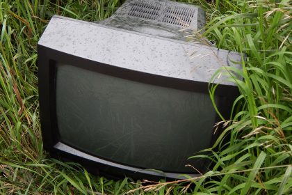 Pärchen in Kassel wirft Fernseher und Bildschirm aus Dachgeschosswohnung