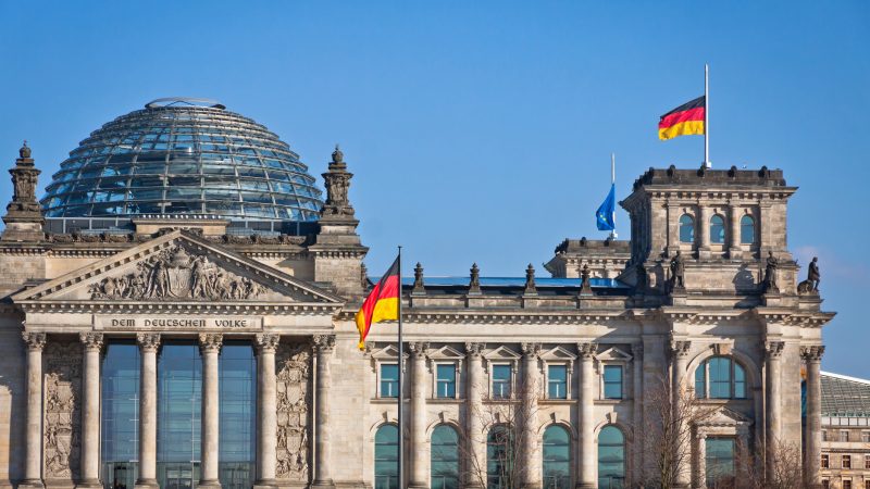 Debatte im Bundestag: AfD fordert verstärktes Vor­gehen gegen Links­extre­mismus + Video
