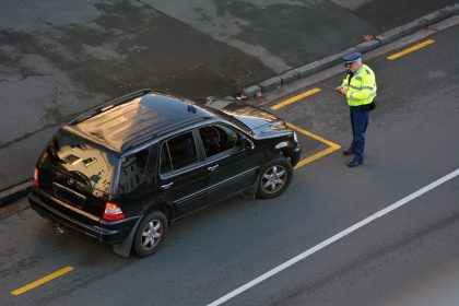 Schweizer flieht vor Verkehrskontrolle und setzt sich selbst in Brand
