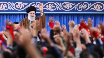 Ayatollah Chamenei, Irans geistliches Oberhaupt, nennt Atomwaffen „haram“, verboten für Muslime