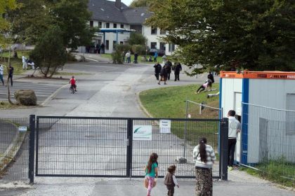Flüchtlinge in Heim misshandelt: Prozess gegen 30 Angeklagte