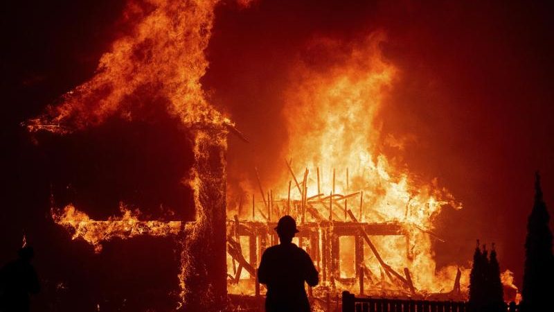 Mann rettet in Sachsen-Anhalt zwei Rentner aus brennendem Haus