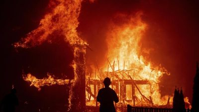 „Held der Flammen“ bekämpfte Feuer im Alleingang – 77-Jähriger lehnte für seine Tiere Evakuierung ab