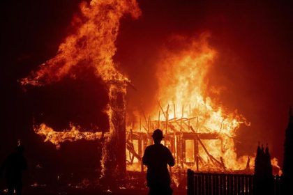 “Held der Flammen” bekämpfte Feuer im Alleingang – 77-Jähriger lehnte für seine Tiere Evakuierung ab