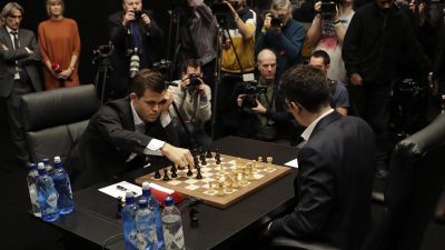Caruana trotzt Carlsen mit Schwarz ein Remis ab