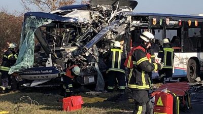 25 Kinder und Erwachsene verletzt: Kollision von zwei Linienbussen in Mittelfranken