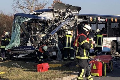 25 Kinder und Erwachsene verletzt: Kollision von zwei Linienbussen in Mittelfranken