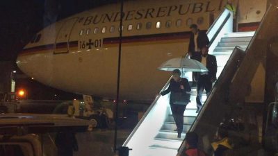 Merkels Sitznachbar: Kanzlerin ist „relaxte“ Passagierin