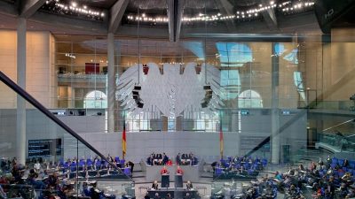Merkel stellt sich erneut eine Stunde lang den Fragen der Abgeordneten